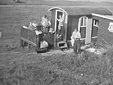 VED STRANDEN 18 - LYSTRUP STRAND, Familien ved den gamle cirkusvogn i starten af 1950'erne.jpg VED STRANDEN 18 - LYSTRUP STRAND, Familien ved den gamle cirkusvogn i starten af 1950'erne.jpg